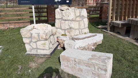 ХТЕЛИ ДА ИЗГРАДЕ ПАРКИНГ ЗА АУТОБУСЕ: У селу Хрватској порушен споменик усташким жртвама, багери стали када су пронађене људске кости