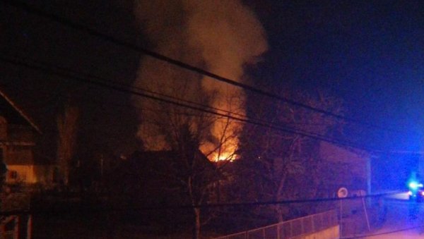 ВАТРА ЗАХВАТИЛА 150 М2 КРОВА: Пожар на објекту Железница Србије (ВИДЕО)