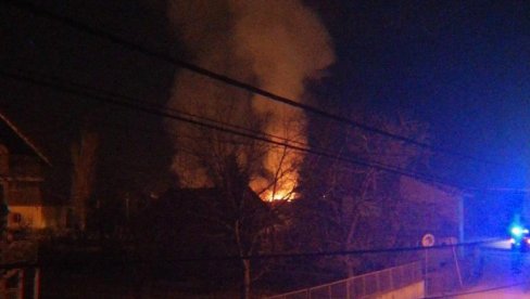 VATRA ZAHVATILA 150 M2 KROVA: Požar na objektu Železnica Srbije (VIDEO)