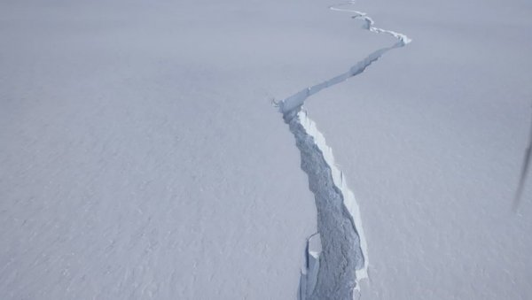 ДЕБЉИНЕ 150 МЕТАРА: Ледени брег величине Лондона одвојио се од Антарктика (ФОТО)