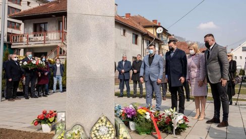 ЗЛОЧИН БЕЗ ЗАБОРАВА: У Бијелом Пољу обележено 28 година од отмице путника из воза у станици Штрпци, родбина поручује - још чекамо правду