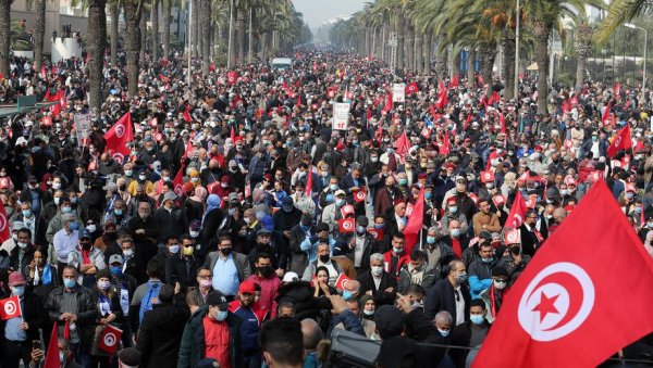 СУОЧАВАМО СЕ СА ПРОПАЛОМ ДИКТАТУРОМ: Протести у Тунису против председника Саида (ФОТО)