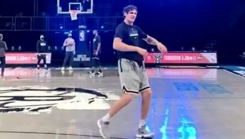 БОБИ ГЛАВНИ НБА КЛОВН: Србин из Бољевца новом плесном кореографијом показао да је највећа атракција у Даласу (ВИДЕО)