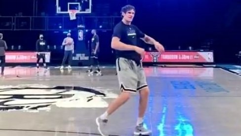 BOBI GLAVNI NBA KLOVN: Srbin iz Boljevca novom plesnom koreografijom pokazao da je najveća atrakcija u Dalasu (VIDEO)