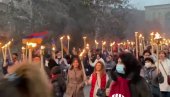 MARŠ RADIKALA SA BAKLJAMA: Ne smiruju se strasti u Jerevanu, dva opoziciona krila zahtevaju jedno - Pašinjanovu ostavku (VIDEO)