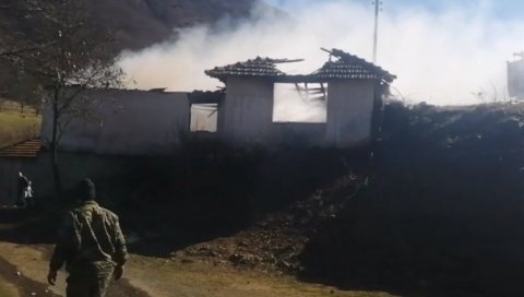 СНИМАК ДРАМЕ КОД ЛЕПОСАВИЋА: Запалила се кућа у којој живи непокретна старица, комшије је извлачиле кроз прозор (ВИДЕО)