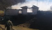 SNIMAK DRAME KOD LEPOSAVIĆA: Zapalila se kuća u kojoj živi nepokretna starica, komšije je izvlačile kroz prozor (VIDEO)