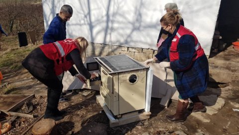 ХУМАНОСТ НА ДЕЛУ: Куршумлијски Црвени крст донирао шпорет породици Дељанин (ФОТО)