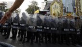 POVREĐENO 16 OSOBA NA PROTESTIMA: Demonstranti na Tajlandu napravili haos