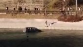 НЕВЕРОВАТАН СНИМАК СА НЕРЕТВЕ: Кола му слетела у реку, сви се питају шта то ради возач? (ВИДЕО)