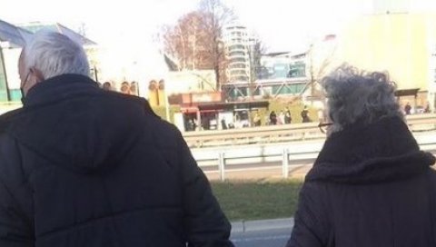 ОД ПРВОГ ДАНА СЕ ДРЖЕ ЗА РУКЕ: Откривено ко је пар чија је фотографија са аутобуске станице разнежила Србију (ФОТО)
