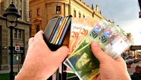 КОМШИЈЕ НЕ ХАЈУ ЗА ИСТЕКЛЕ ФРАНКЕ За разлику од наше, Хрватска централна банка се не укључује у замену швајцараца