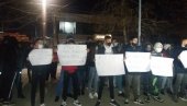 NEĆEMO POLITIKU, PUSTITE NAM BRAĆU: Protest u Gračanici zbog pritvora mladića pritvorenih posle tuče u Lapljem Selu
