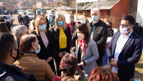 MASKA NA DAR: Ministarka Marija Obradović dobila poklon u Marinkovoj bari