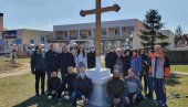 ŠALJU MOLITVU ZA OZDRAVLJENJE VLADIKE ATANASIJA: U dvorištu Domu kulture u Gračanici postavljen restaurirani spomen krst
