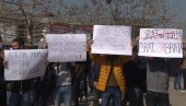 PREDUG PRITVOR ZA NAŠU DECU: Protest roditelja iz Lapljeg sela