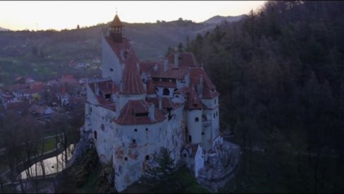 VAKCINACIJA U DRAKULINOM ZAMKU: Medicinsko osoblje sa nalepljenim vampirskim očnjacima nudi besplatne Fajzerove vakcine