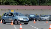 BRAVE BITNIJE OD ZNAKA STOP: Teorijski deo ispita za vozače B kategorije bavi se trivijalnostima o tehničkim karakteristikama vozila