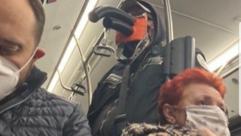 REŠIO DA STANE NA PUT KORONI: Prošetao najneobičniju masku i šokirao “patentom” putnike u gradskom prevozu (FOTO)