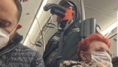 REŠIO DA STANE NA PUT KORONI: Prošetao najneobičniju masku i šokirao “patentom” putnike u gradskom prevozu (FOTO)