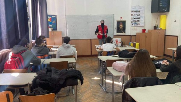 БОРБА ПРОТИВ ТРГОВИНЕ ЉУДИМА: Организована предавања Црвеног крста у школама у Јагодини