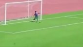 SKUPLJAČ LOPTI SPREČIO GOL: Neverovatna situacija obeležila utakmicu druge lige Alžira (VIDEO)