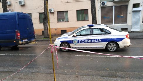 METAK POGODIO AUTOMOBIL: Pukom srećom izbegnuta nesreća u Novom Sadu