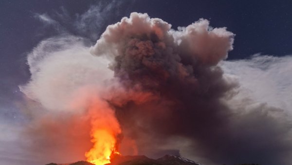 ПРЕ ЕРУПЦИЈЕ СЕ ЧУЛЕ ЕКСПЛОЗИЈЕ: Прорадила Етна, фонтана лаве се спушта са вулкана