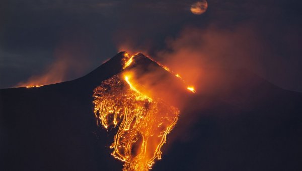 УНИШТЕНЕ ЗГРАДЕ И ЗАУСТАВЉЕН САОБРАЋАЈ: У Индонезији број жртава ерупције вулкана порастао на 14