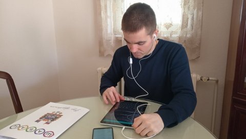 ПРОГЛЕДАО УЗ ГОВОРНИ СОФТВЕР: Млади Шапчанин, иако слеп од 19. године, запослио се у Градској управи