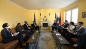 SIMBOLIČNA I OPASNA PROMOCIJA PAKLENOG PROJEKTA VELIKE ALBANIJE: Crni dvoglavi orao na sastanku Lajčaka i Haradinaja