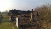 UREĐUJU STARO KATOLIČKO GROBLJE: JKP Belocrkvanski komunalac uklanja šiblje oko spomenika starih tri veka