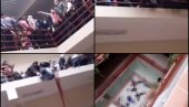(UZNEMIRUJUĆI VIDEO) STRAVIČNA TRAGEDIJA U BOLIVIJI: Sedam studenata poginulo nakon što je ograda balkona popustila!