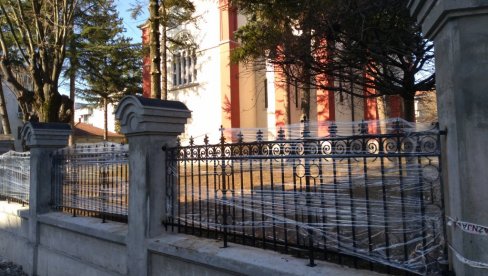 POSTAVLJENA NOVA OGRADA: Završeni radovi u dvorištu Saborne crkve u Kragujevcu