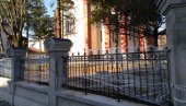 ПОСТАВЉЕНА НОВА ОГРАДА: Завршени радови у дворишту Саборне цркве у Крагујевцу