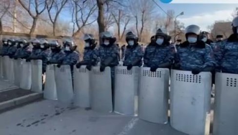 OČEKUJE SE OBRAĆANJE PAŠINJANA: Jermenska opozicija ponovo mitinguje ispred zgrade parlamenta (VIDEO)