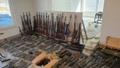 ОДУЗЕТО ПОЛА ВОЈНОГ МАГАЦИНА: Полиција извршила претрес и пронашла велику количину оружја (ФОТО)