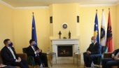 SPORNI DEKOR NA SASTANKU: Na razgovorima sa prištinskim zvaničnicima Lajčaku nije smetala zastava Albanije