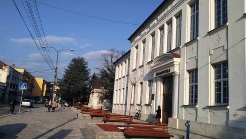 ZAVRŠEN NOVI TRG U PARAĆINU: Paraćinci dobili reprezentativni prostor ispred Biblioteke
