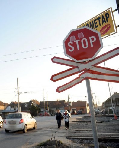 ZATVARANJE PRELAZA JOŠ NEIZVESNO: Počelo rušenje objekata zbog planirane gradnje nadvožnjaka preko brze pruge u Batajnici