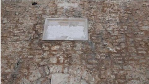 СКРНАВЉЕЊЕ СВЕГА СРПСКОГ НЕ ПРЕСТАЈЕ: У Будви оскрнављена 90 година стара спомен плоча посвећена српској војсци