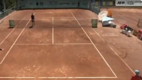 NEVEROVATNA SCENA NA MEČU SRPSKOG TENISERA: Sudijska stolica umalo pala na skupljača loptica, svi ostali u šoku (VIDEO)
