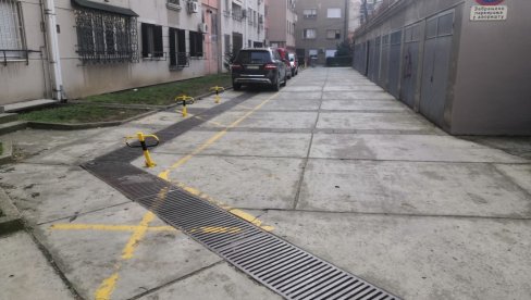 ЗАУЗЕЛИ МЕСТА ИСПРЕД ГАРАЖА: Узурпиран паркинг простор  у Улици др Драгослава Поповића 13