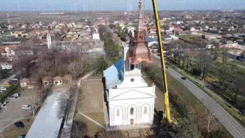 ИМПОЗАНТАН ИСТОРИЈСКИ ЧИН: На торањ румунске цркве у Владимировцу враћен реконструисани кров