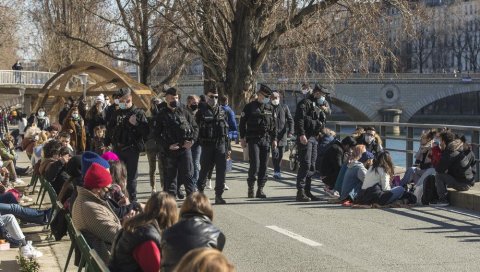 НЕ ХАЈУ ЗА КОРОНУ: Масовно кршење мера у Паризу, пуне улице и шеталишта