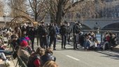 NE HAJU ZA KORONU: Masovno kršenje mera u Parizu, pune ulice i šetališta