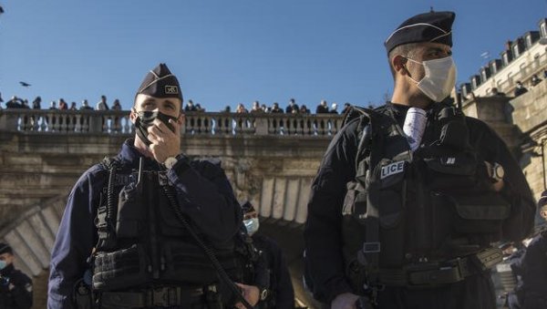КРАЈ АГОНИЈЕ У ПАРИЗУ: Полиција убила нападача на аеродрому