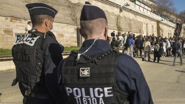 НАПАД У ПАРИЗУ: Полицајац рањен ножем