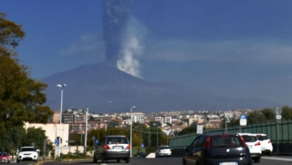 ИЗЛЕТИ НА ЕТНИ ЗАБРАЊЕНИ ДО ДАЉЕГ: Градоначеник Лингваглосе потписао указ после ерупције вулкана