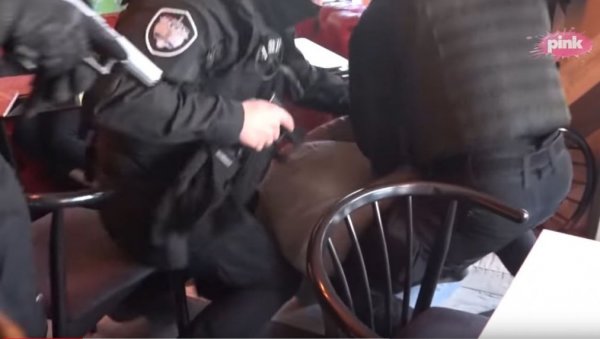 ЛЕЗИ ДОЛЕ! ИМАШ ЛИ НЕШТО НЕДОЗВОЉЕНО? Нови снимак привођења Кајмаковића, ево како се понашао Аца Босанац када му је полиција упала у локал!